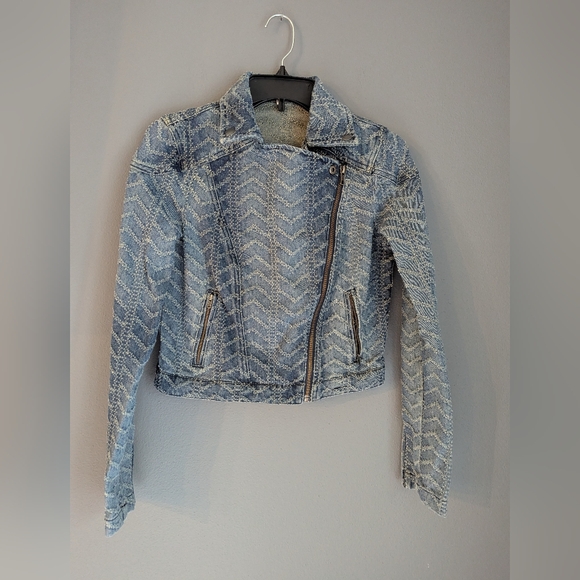 Free People Textured Denim Jacket Cropped Women Size 2. - Picture 2 of 7